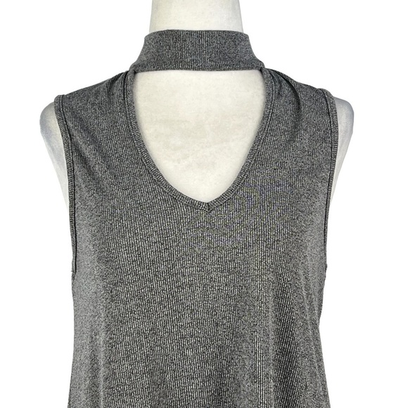 GREEN ENVELOPE LOS ANGELES V-NECK CUT OUTS WOMEN'S‎ TOP - Picture 2 of 9